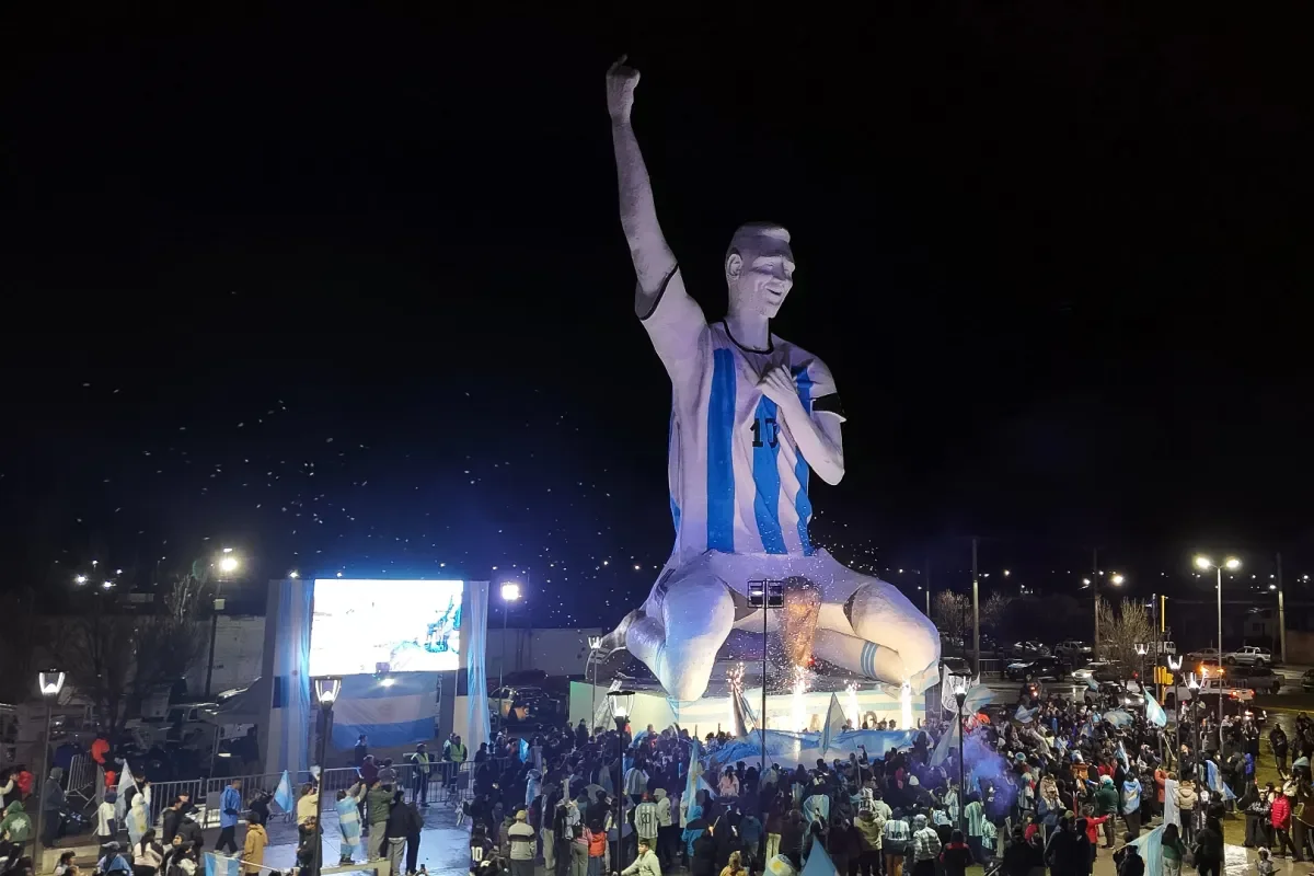 La estatua de Lionel Messi en Cutral Có atrae a hinchas y turistas argentinos