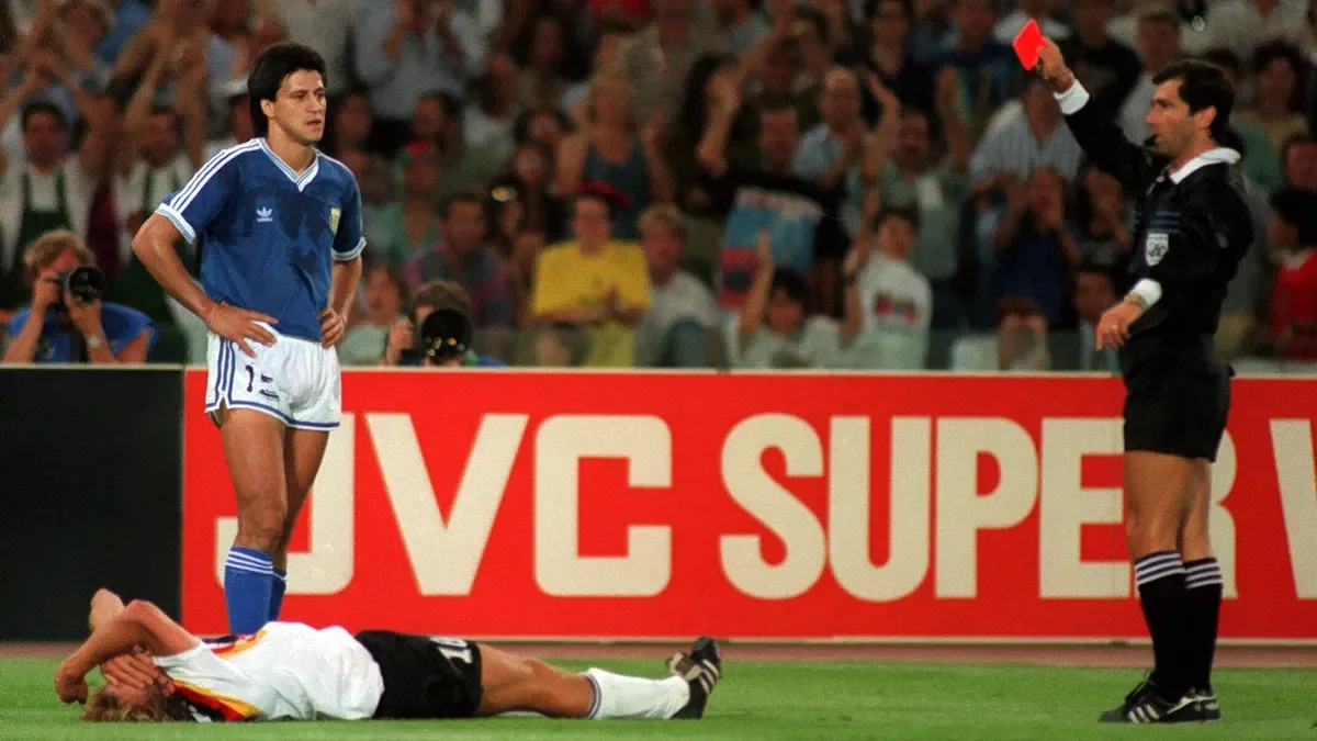 La expulsión de un jugador argentino en finales: un hecho inédito en la historia del fútbol mundial