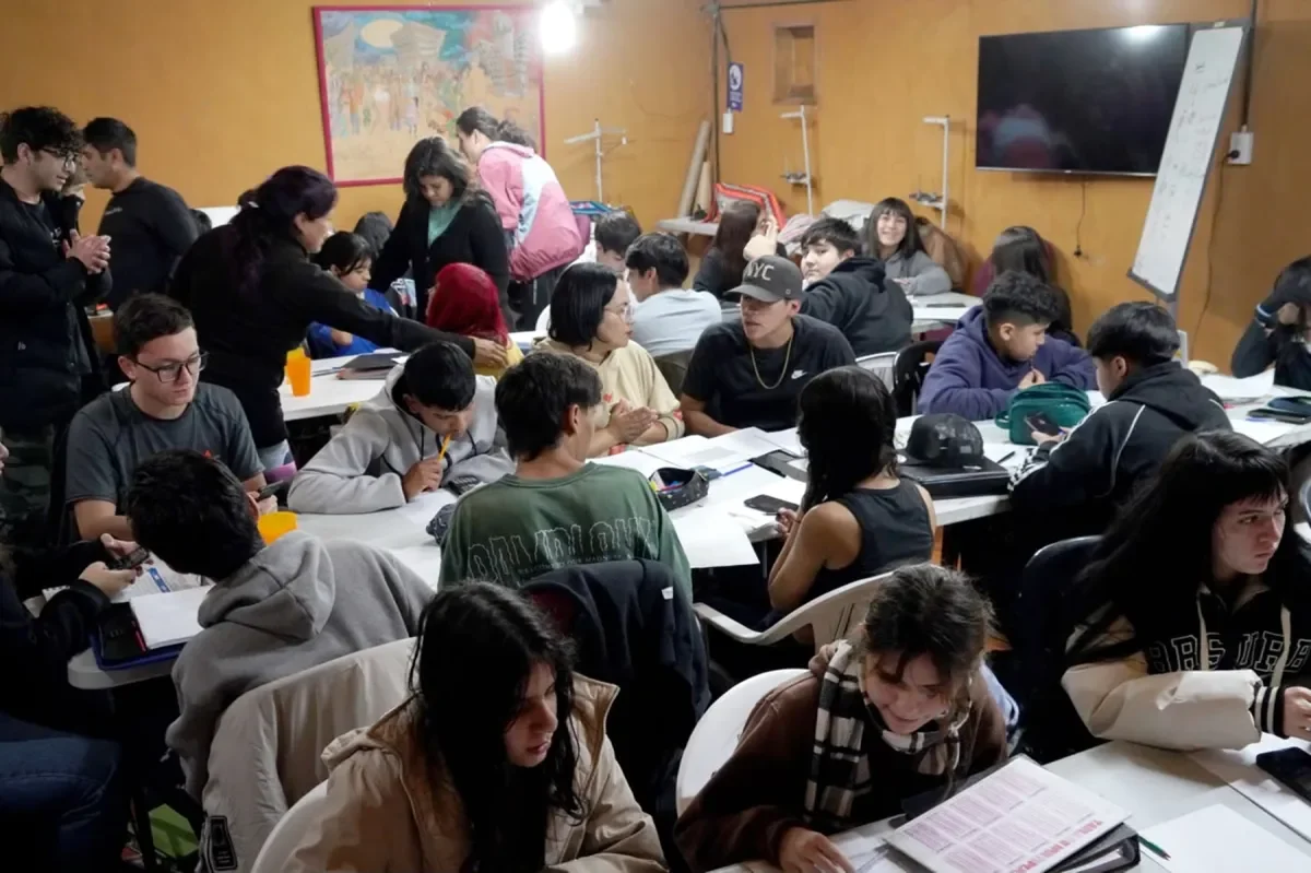 La fundación "Otras Voces" apoya a estudiantes neuquinos en su camino hacia el secundario