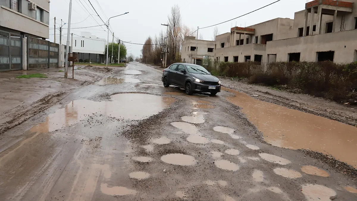 La lluvia continúa en Neuquén y complica el tránsito en varios sectores de la ciudad