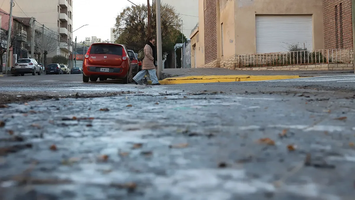 La Municipalidad intensifica el uso de arena y sal para combatir el hielo en las calles