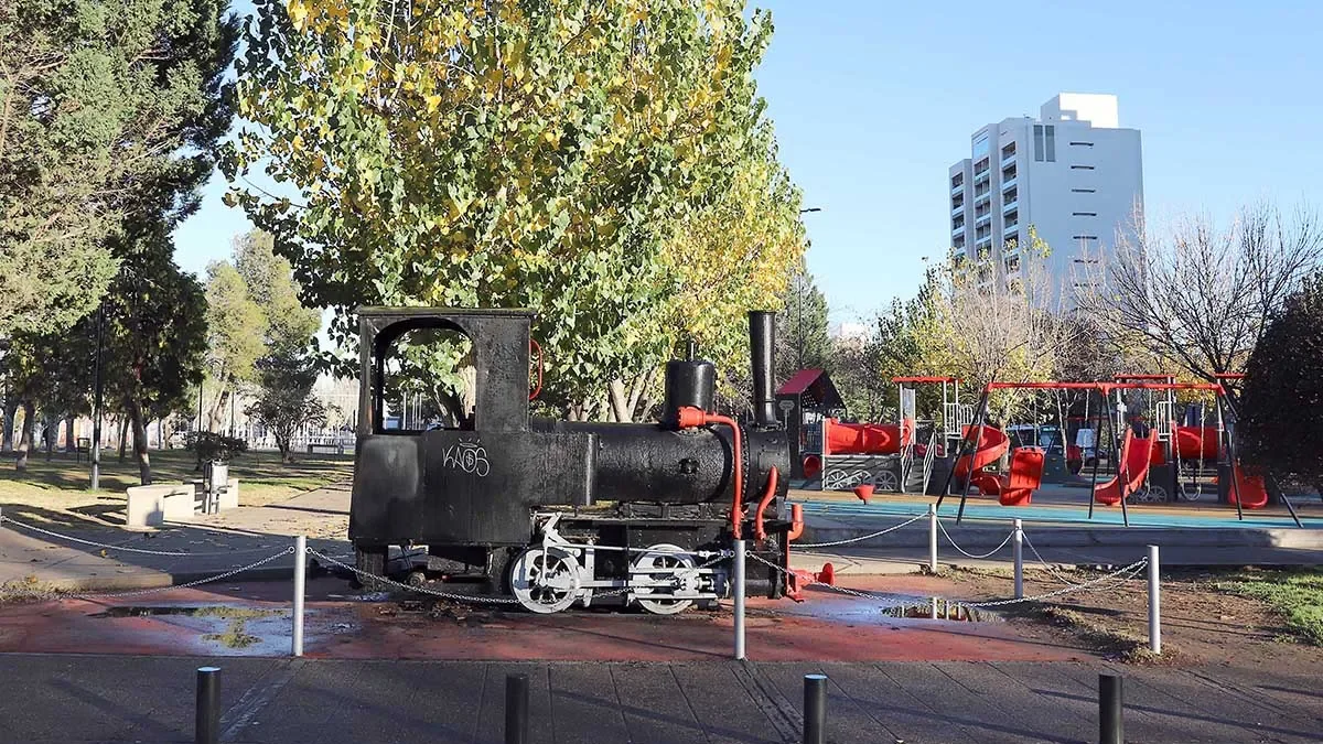 La Municipalidad se compromete a restaurar la histórica máquina del tren del Parque Central tras vandalismo