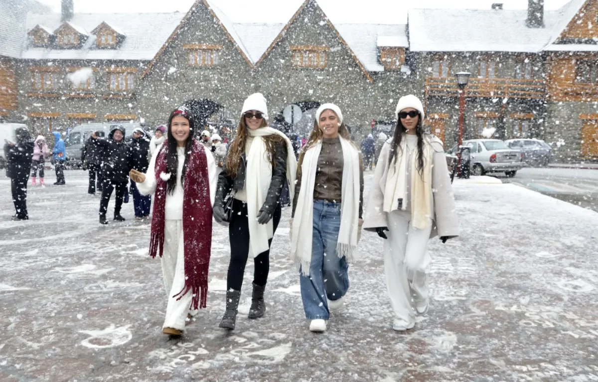 La nieve sorprende a turistas en Bariloche durante la semana alta de invierno