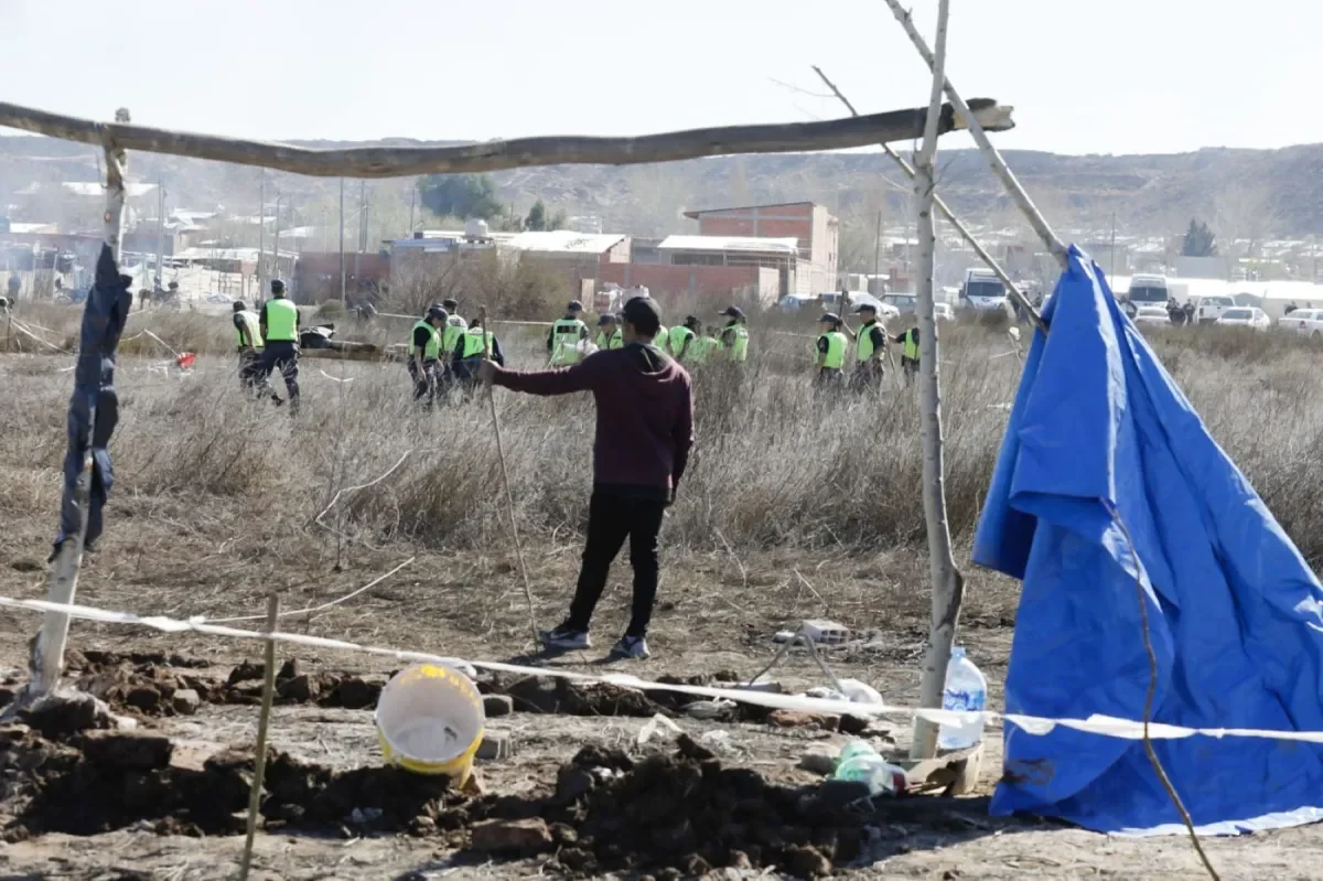 La Policía despliega operativo para desalojar toma en el oeste de Neuquén