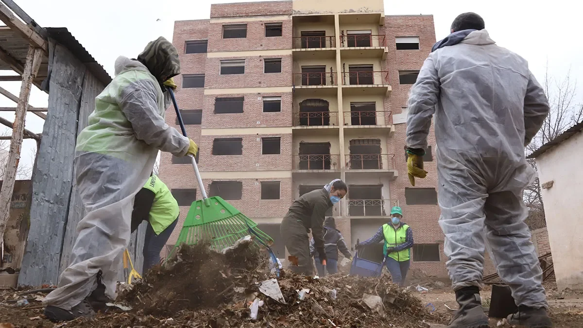 Limpieza del aguantadero en Neuquén revela volumen sorprendente de basura acumulada