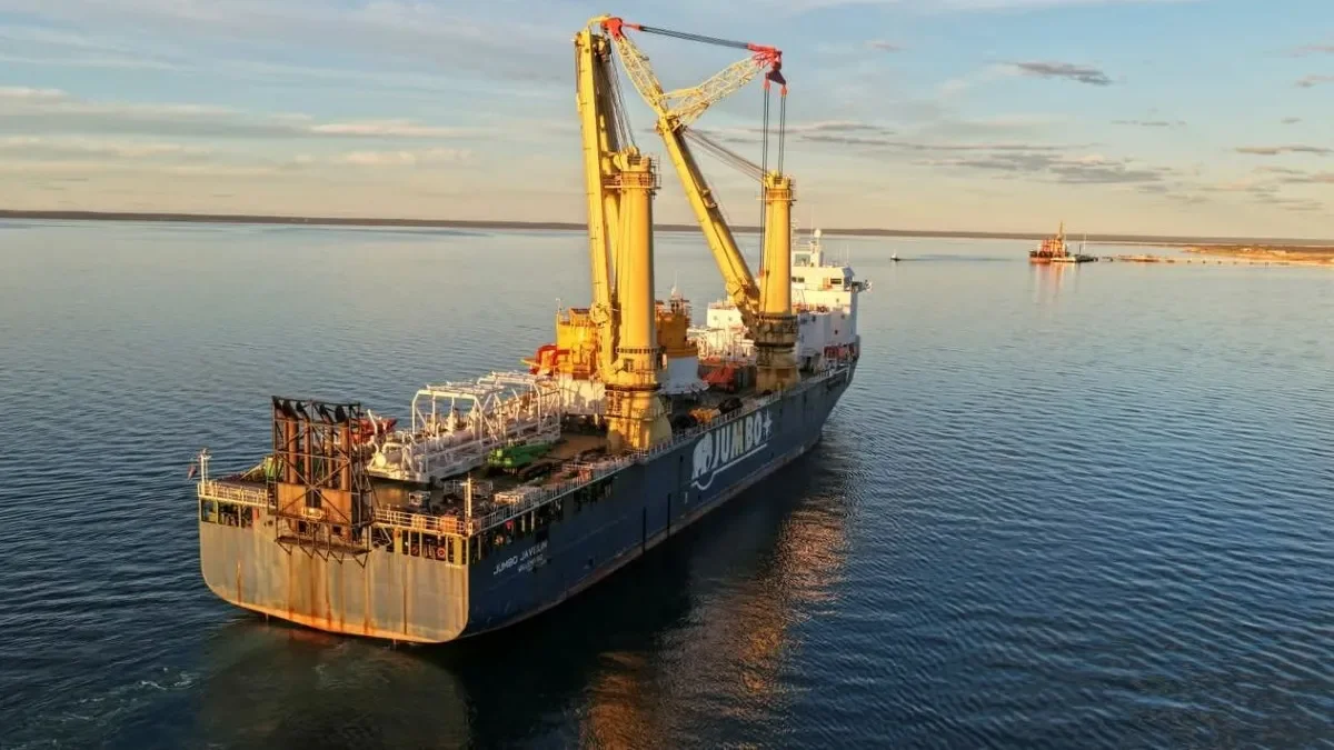 Llegan a Puerto SAE monoboyas esenciales para la exportación de petróleo de Vaca Muerta