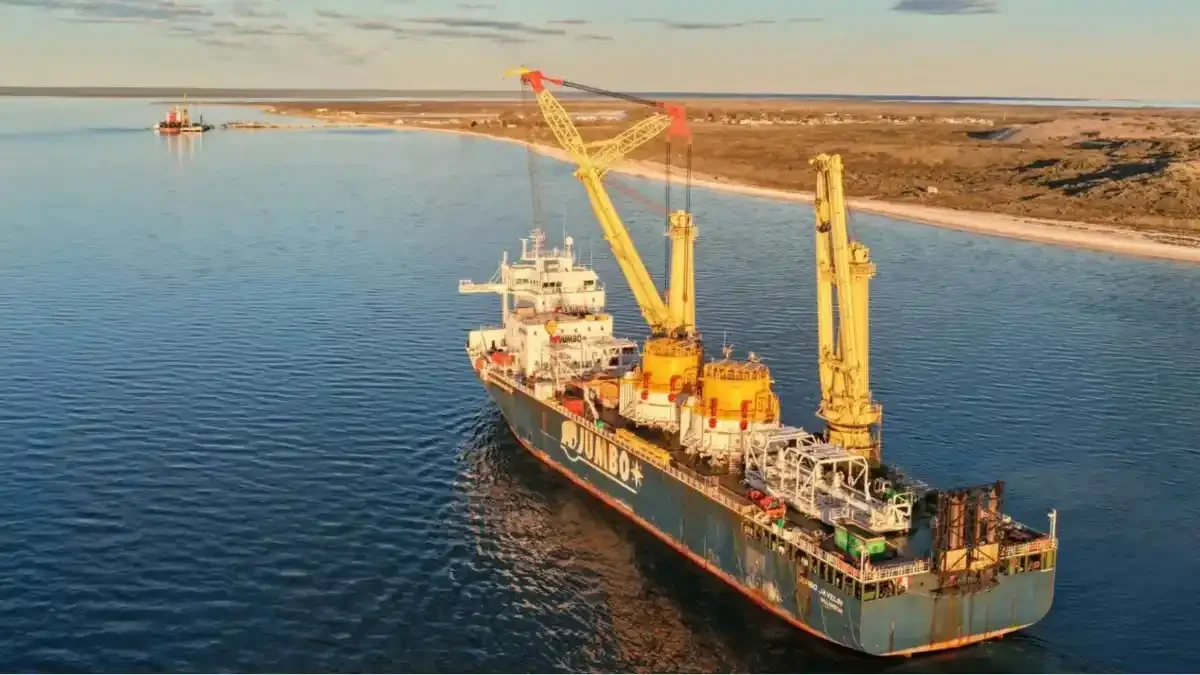 Llegan monoboyas clave para operaciones en el Puerto de San Antonio Este