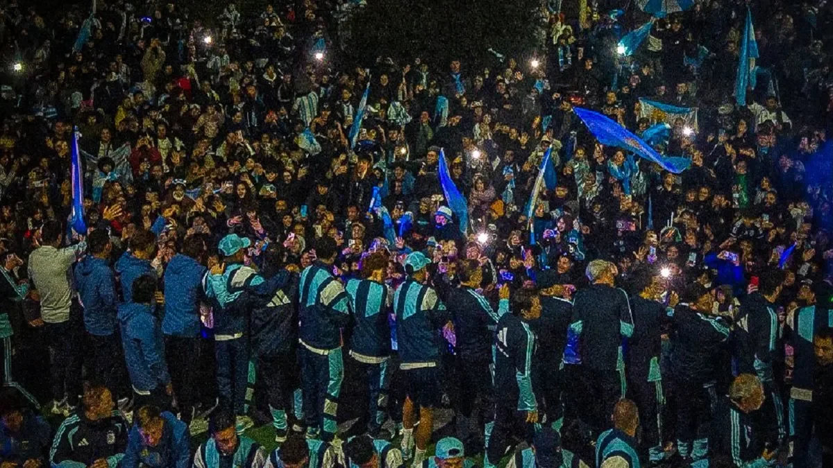 Los hinchas celebran a lo grande el regreso de la Selección Argentina tras la victoria mundialista