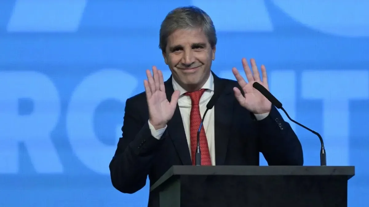 Luis Caputo destaca la baja de inflación, pero la canasta básica sigue en aumento
