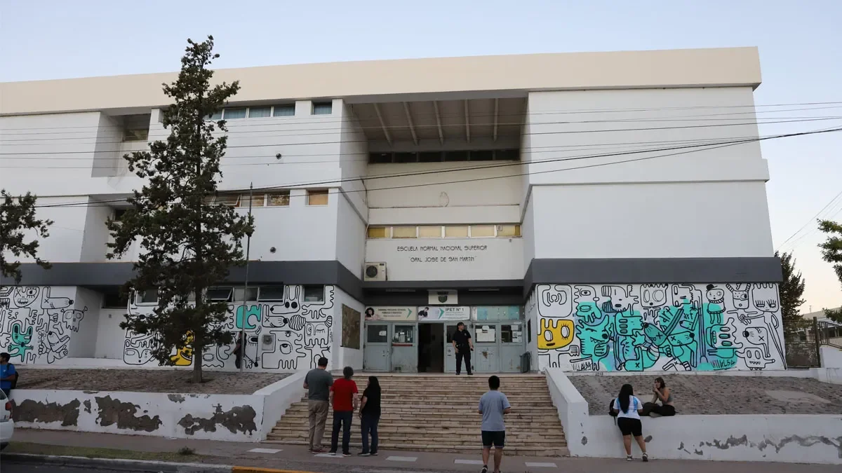 Madre enfrentará juicio por agredir a docente: posibles consecuencias legales en su contra