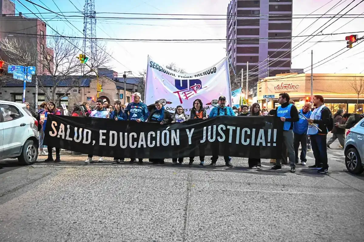 Marcha de antorchas de Unter en Roca: reclamos por condiciones laborales y educativas