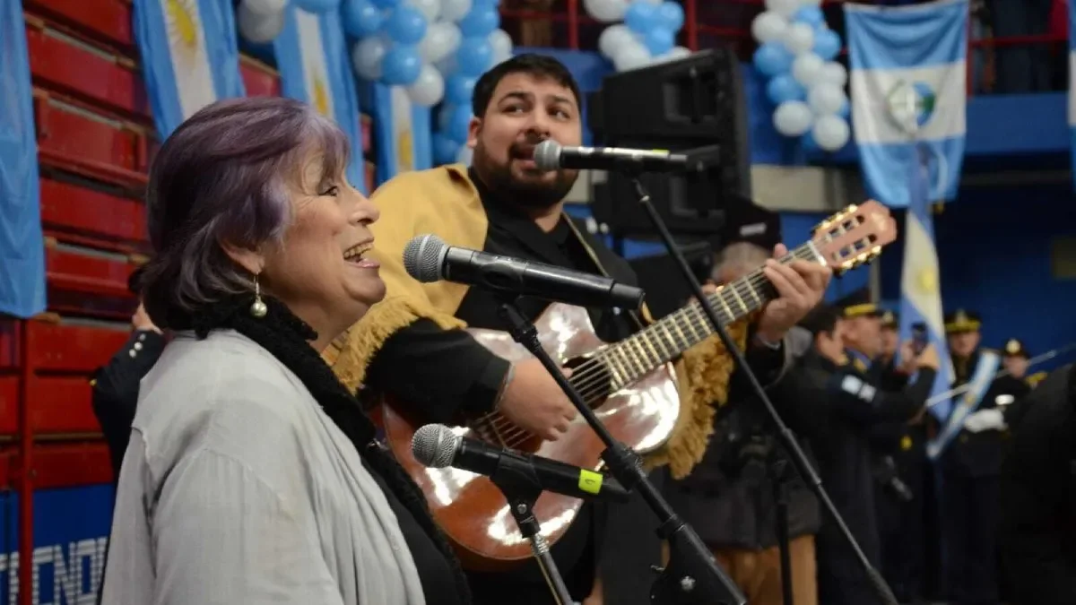 Marité Berbel interpreta el Himno de Neuquén en un emotivo homenaje