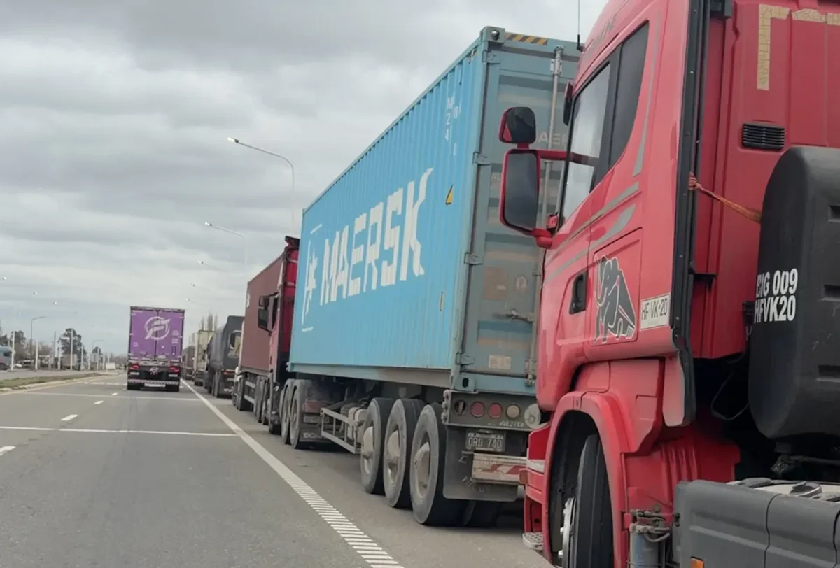 Más de 1600 camiones atrapados en Neuquén complican el cruce a Chile este martes