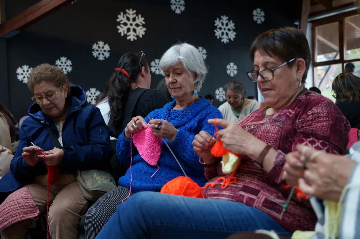 Más de 50 mujeres tejieron solidaridad en Bariloche durante la Fiesta de la Nieve