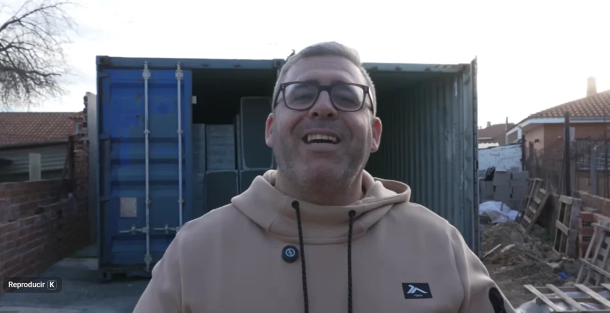 Matías transforma cuatro containers en hogar para su familia en Neuquén