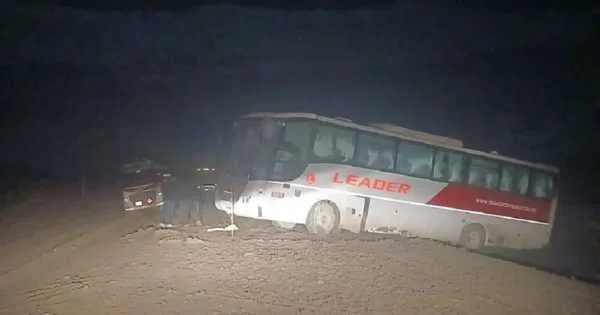 Micro con 41 pasajeros se queda varado en un barranco camino a Mendoza