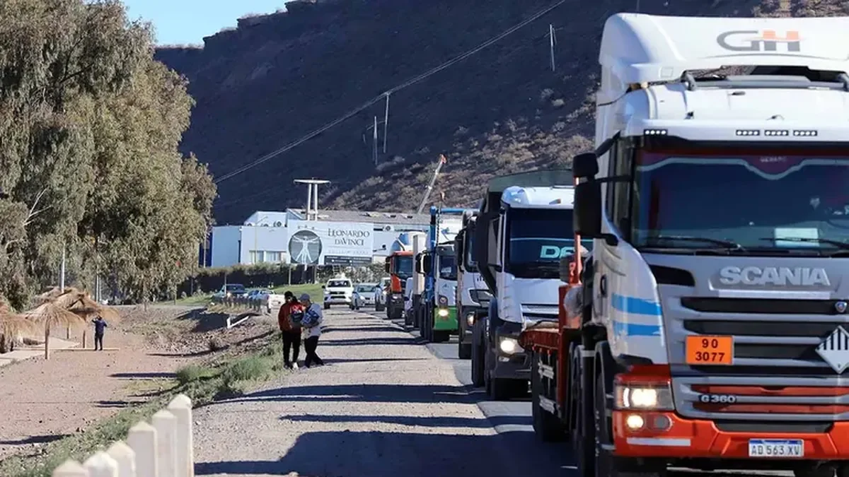 Milei propone plan para reducir el tránsito de camiones en rutas de Vaca Muerta