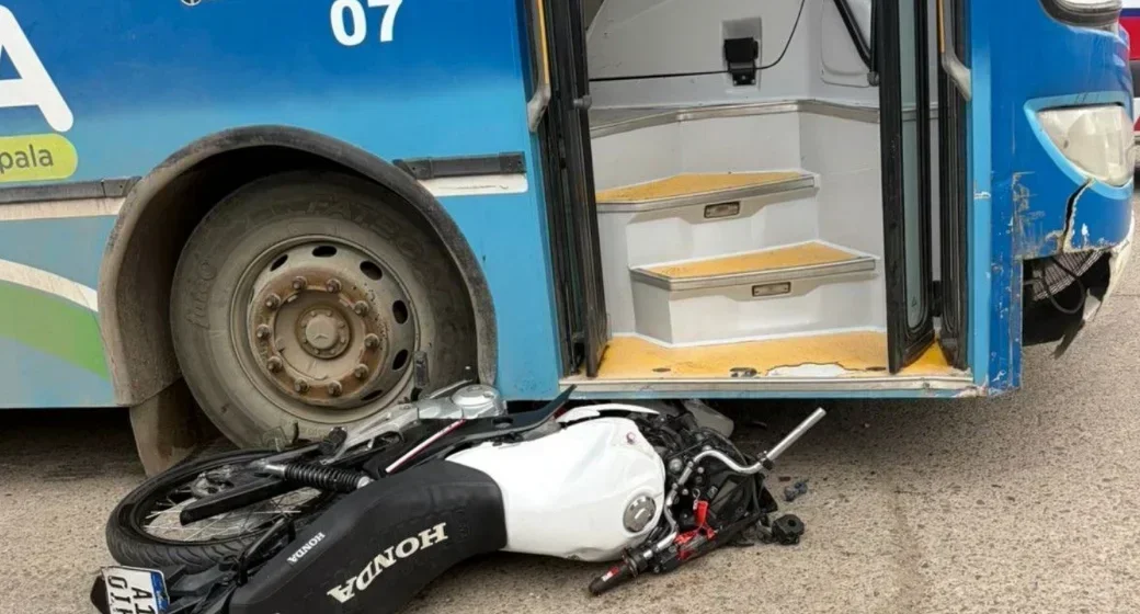 Motociclista grave tras choque con colectivo en el centro de Zapala