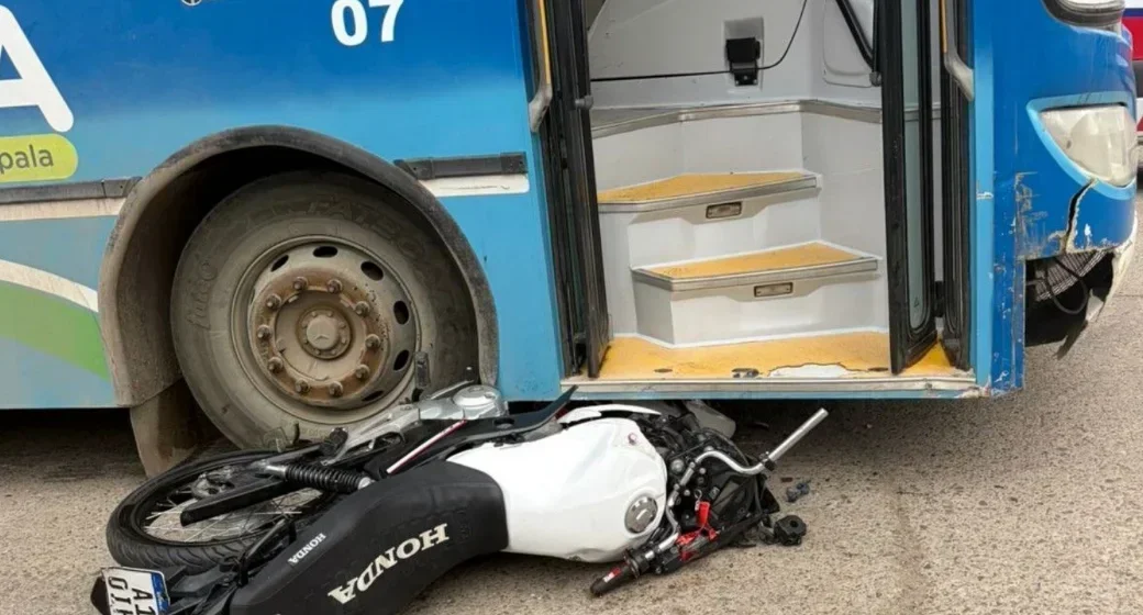 Motociclista grave tras colisión con colectivo en Zapala: investigan el accidente
