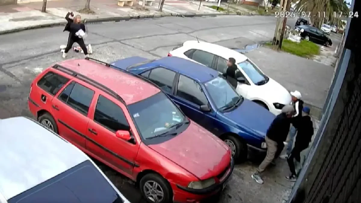 Mujer frustra robo con botellas al defender a su esposo en un impactante video