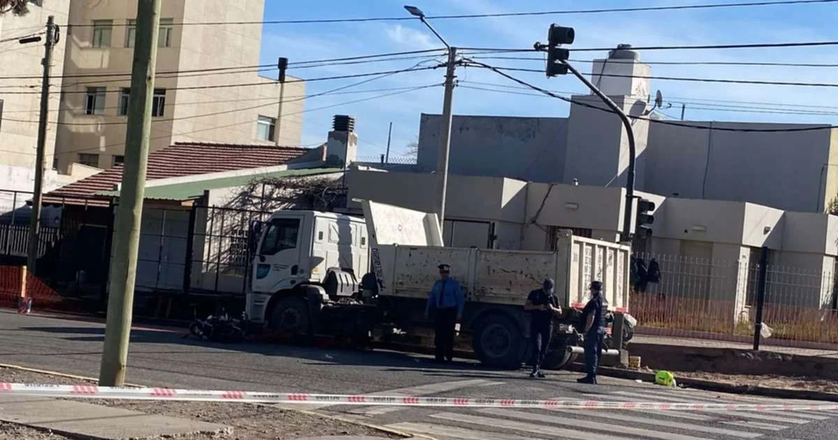 Mujer gravemente herida tras ser atropellada por moto que cruzó en rojo en Neuquén