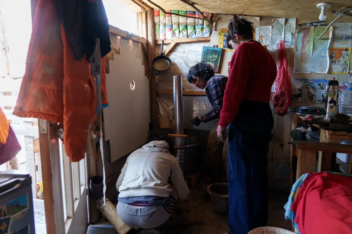 Mujeres de Bariloche se organizan para construir estufas en hogares vulnerables