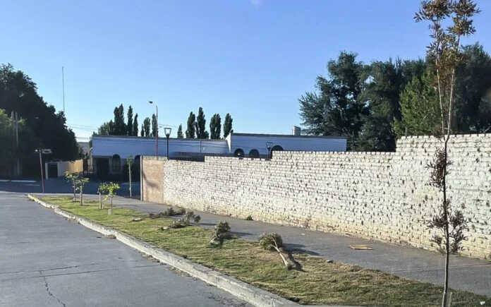 Multas saladas: buscan a los responsables del ataque al Cementerio