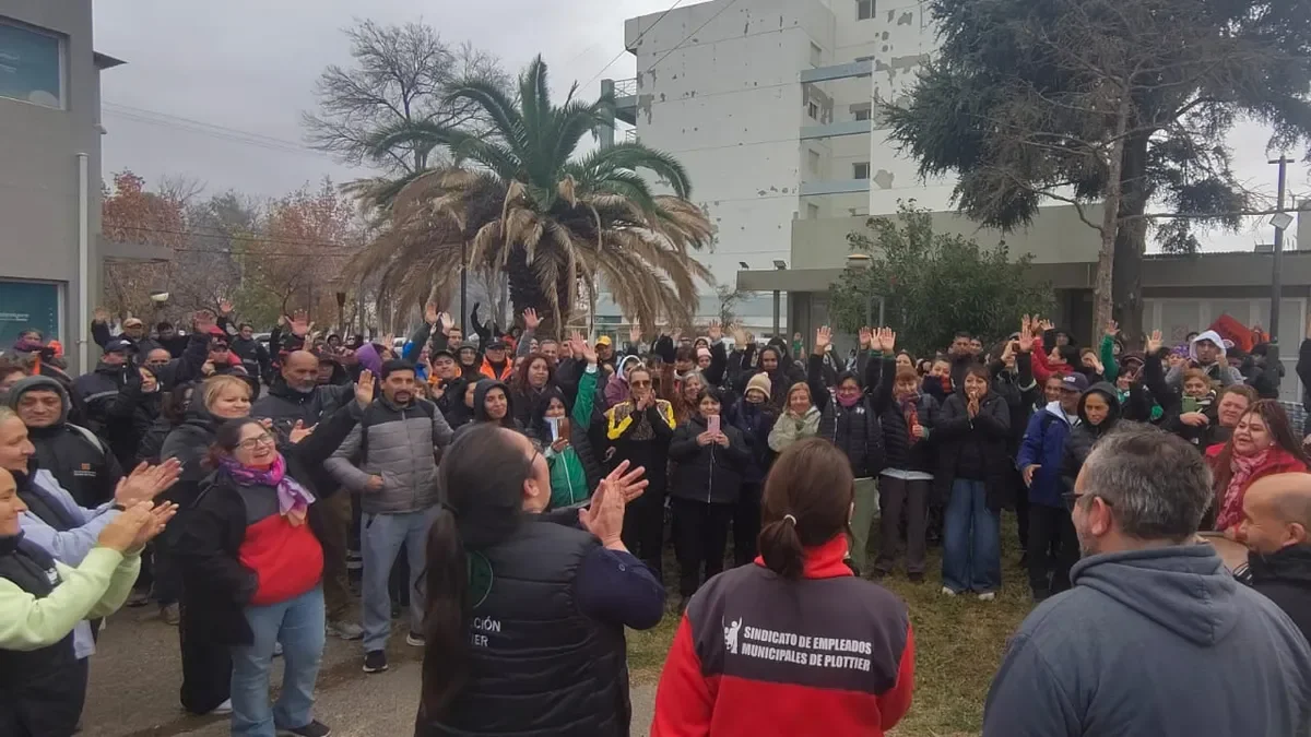 Municipales de Plottier regresan a sus labores tras acuerdo alcanzado