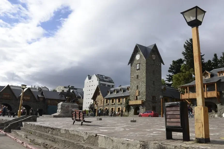 Municipio de Bariloche condenado a indemnizar tras accidente por desnivel en la calle