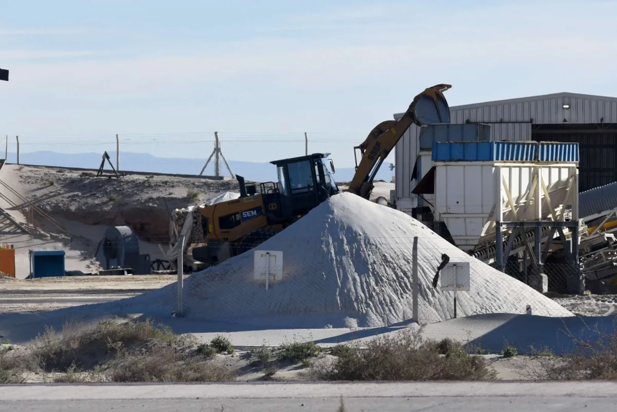 Neuquén defiende ley de regalías mineras: impacto en la producción de arenas para Vaca Muerta
