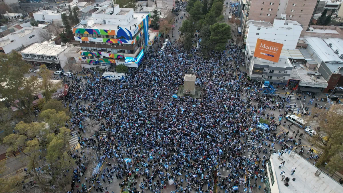 Neuquinos celebran el pase de la Selección argentina a cuartos en el monumento local
