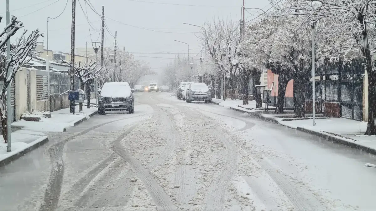 Nevadas en Cutral Có y Plaza Huincul generan complicaciones en el tránsito local