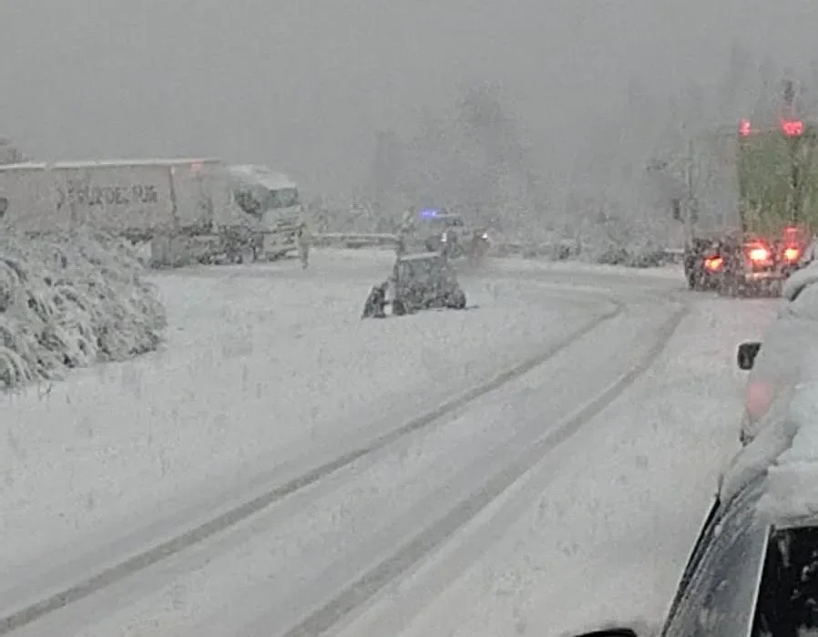 Nevados complican el transporte urbano y suspenden clases en la región