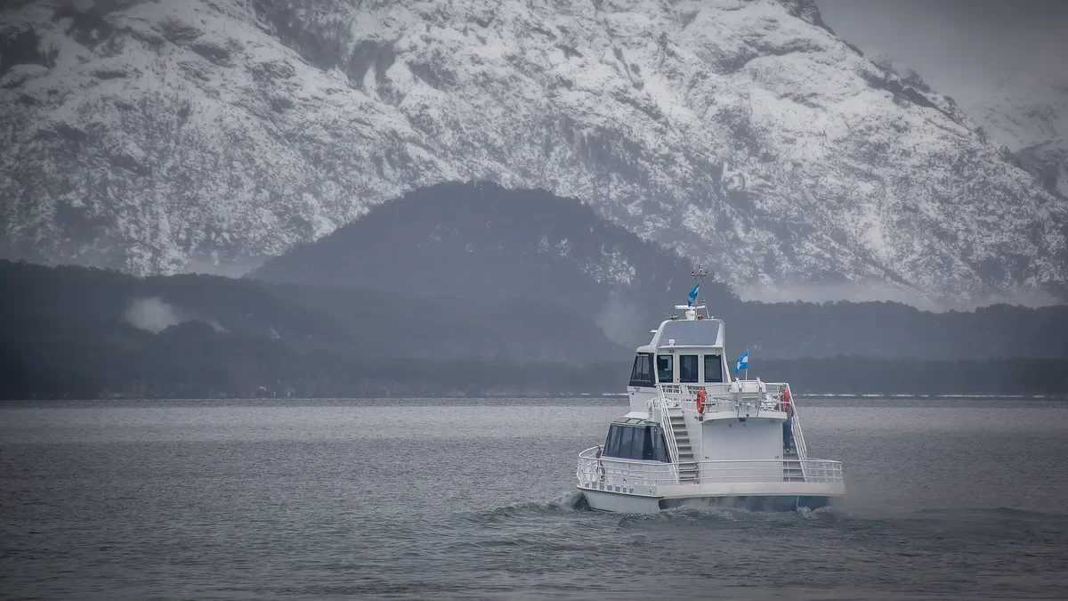 Nueve turistas hospitalizados tras choque de catamarán en el lago Nahuel Huapi