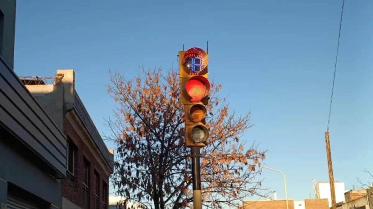Nuevos semáforos inteligentes buscan mejorar la circulación vehicular en la ciudad