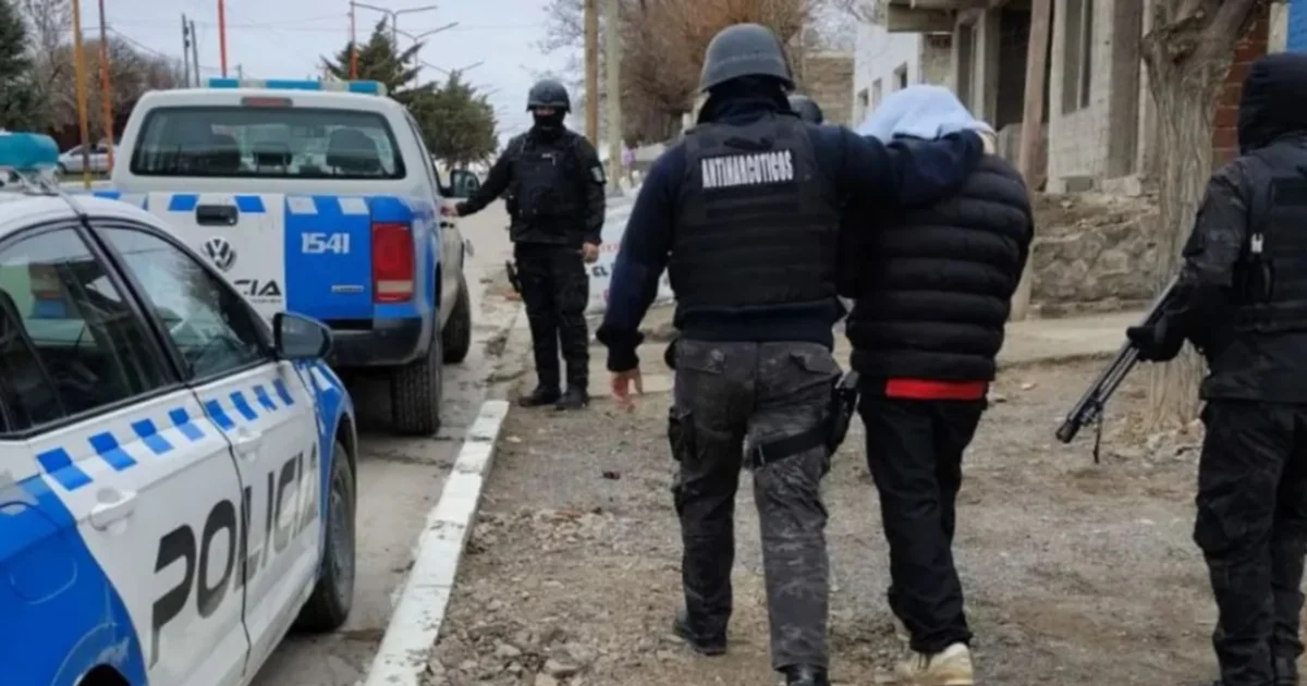 Operativo contra el narcomenudeo en Zapala: dos detenidos y 190 gramos de cocaína incautados