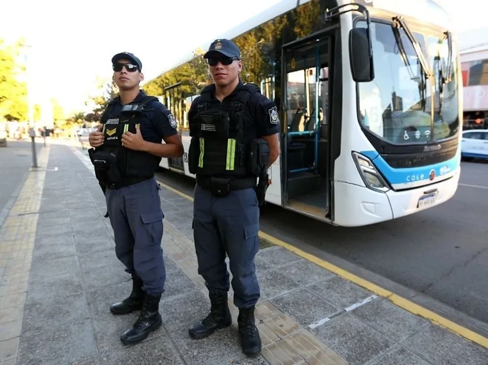 Operativo de control policial en el transporte público