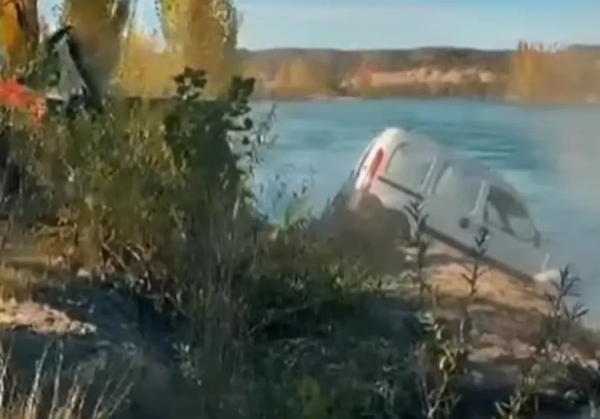 Operativo en Plottier: rescatan auto del río Limay tras accidente inesperado
