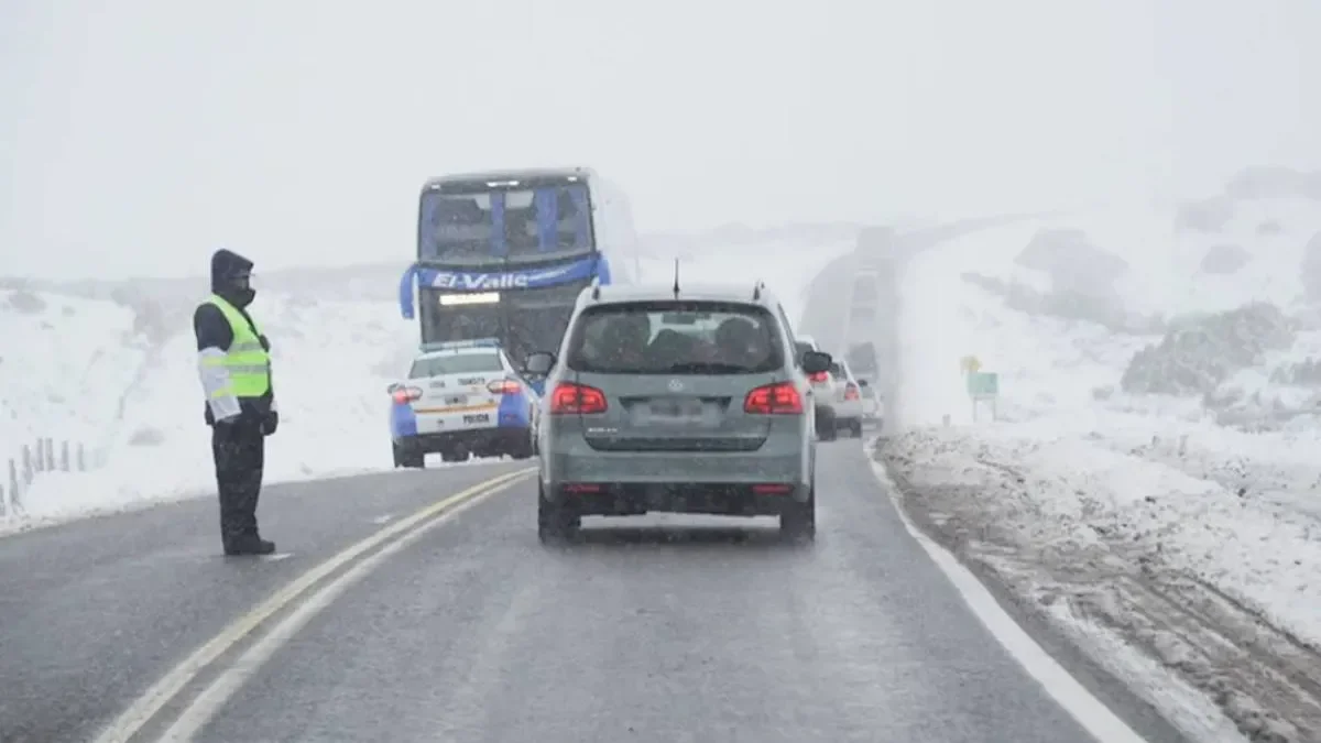 Operativo en rutas de la cordillera neuquina ante alertas de lluvia y nieve