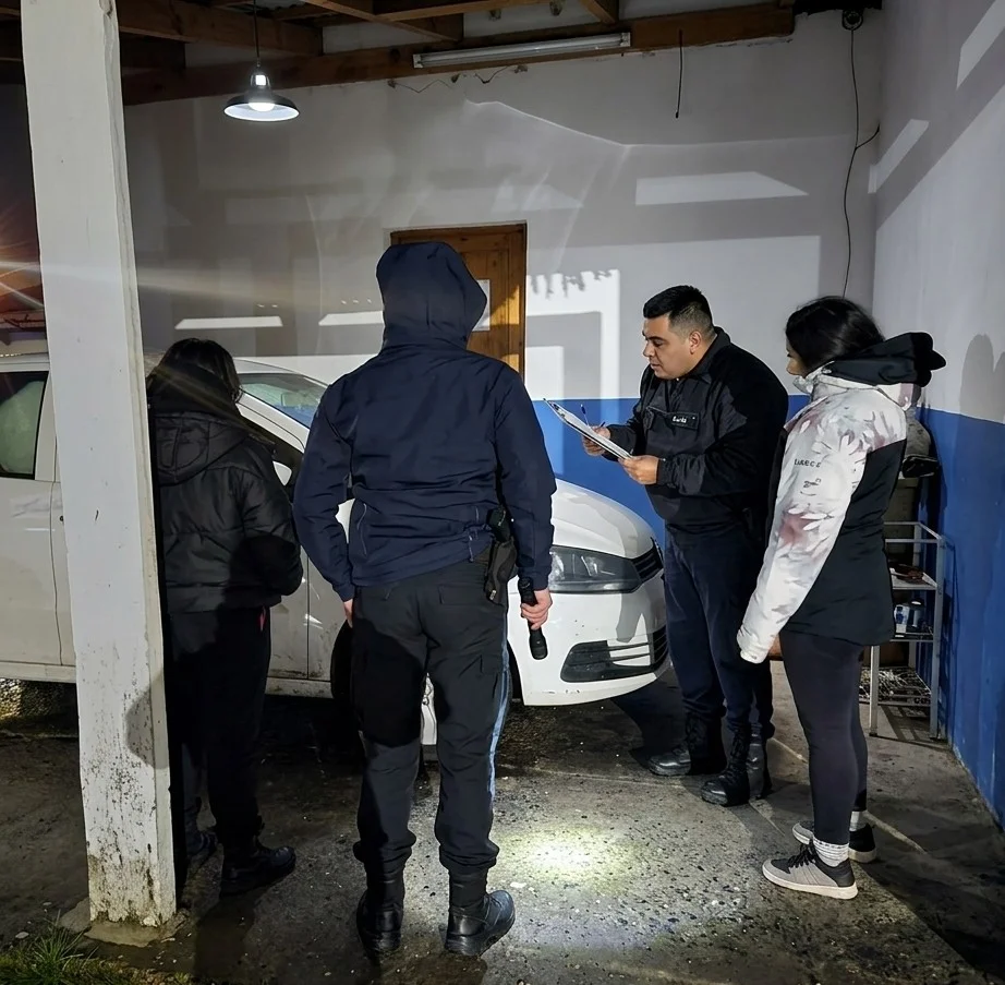 Operativo en Villa La Angostura: recuperan vehículo robado en Zapala