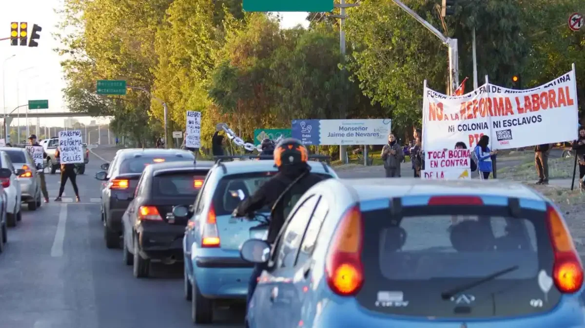 Organizaciones protestan en la Ruta 7 contra la Reforma Laboral en Neuquén