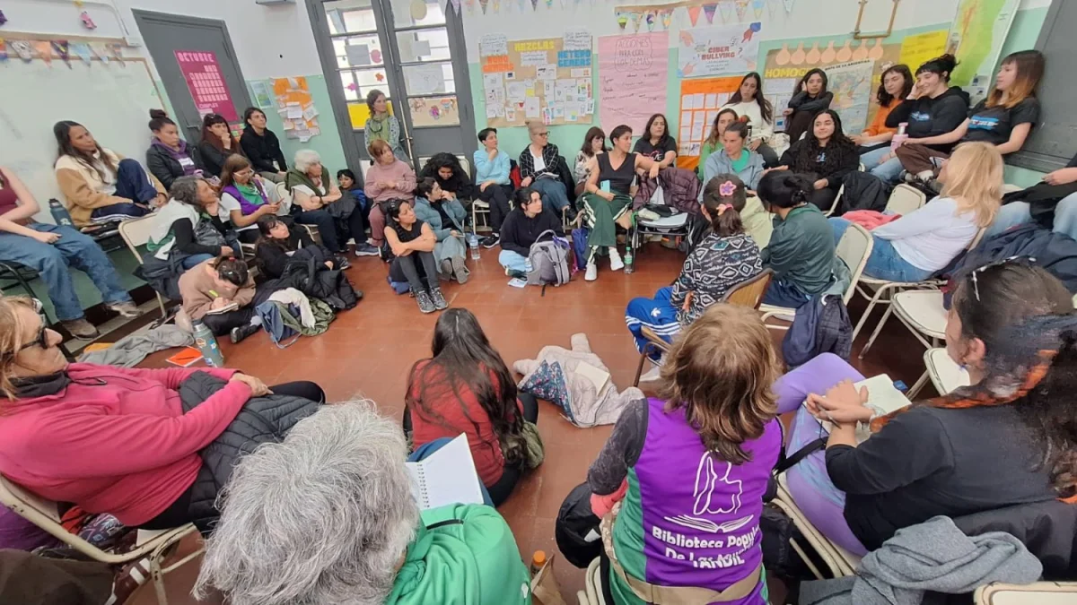 Pan y Rosas expone las problemáticas laborales en Vaca Muerta en talleres recientes