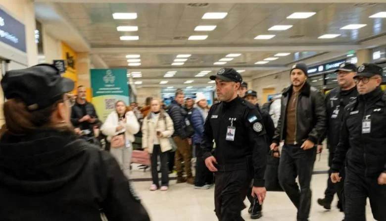 Paredes elige avión privado para escapar del clima en Bariloche