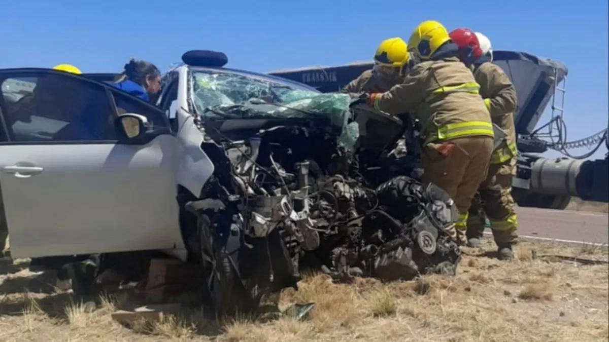 Pareja de Neuquén queda atrapada tras brutal choque con camión
