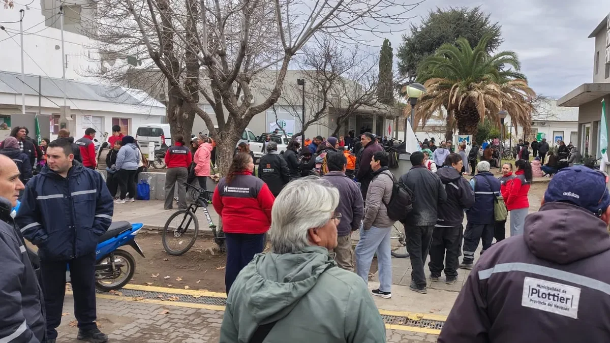 Paro de trabajadores en Plottier afecta la prestación de servicios por falta de pago salarial