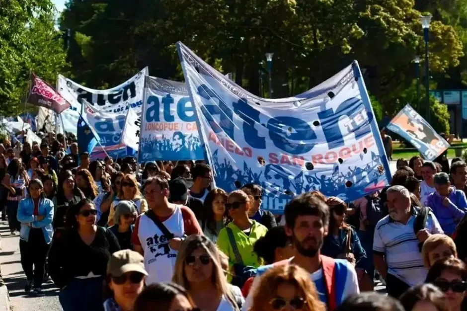 Paro docente nacional afecta clases en todo el país este lunes