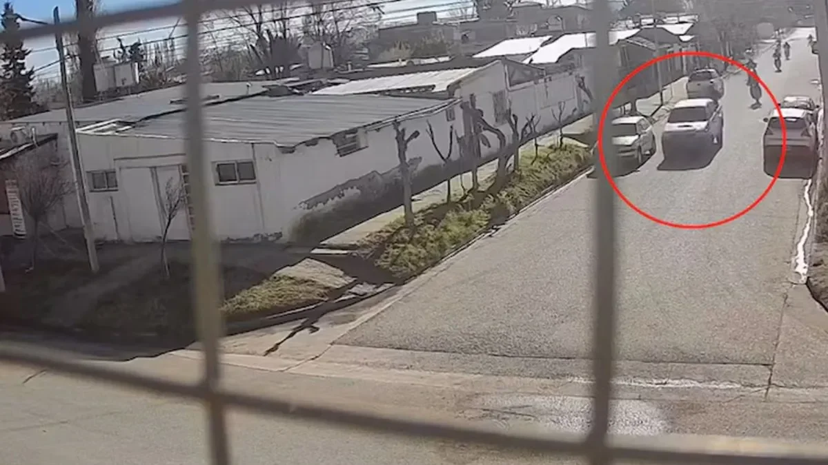 Persecución en Neuquén: conductor de camioneta robada atropella a policías y choca