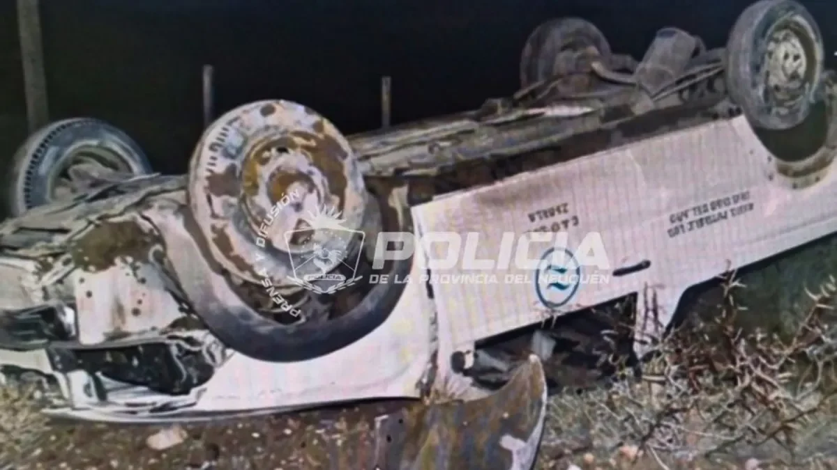 Persecución en Zapala culmina en vuelco tras robo de celular y camioneta