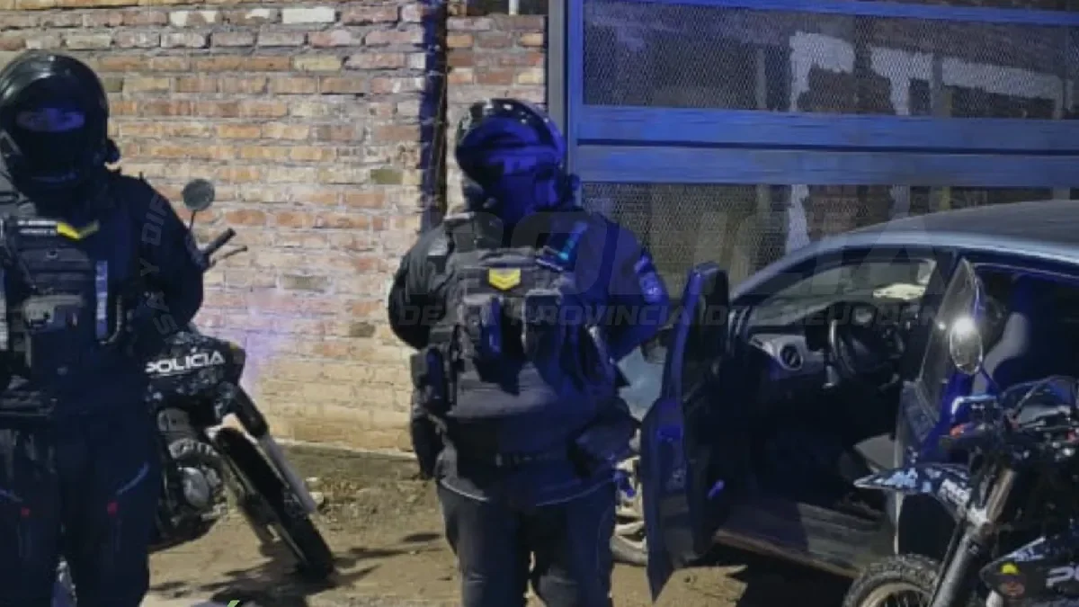 Persecución policial termina con un auto robado recuperado tras choque en una vivienda