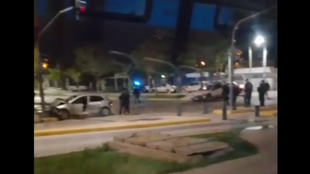 Persecución y choque en la madrugada: dos hombres en situación de calle protagonizan un raid delictivo